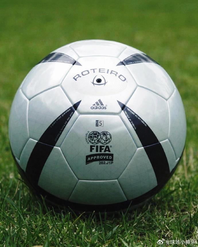 足球爱好者观看比赛场景